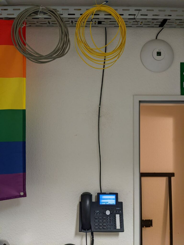 Foto von der Wand im ElectroLab mit an der Wand installiertem SIP-Telefon
