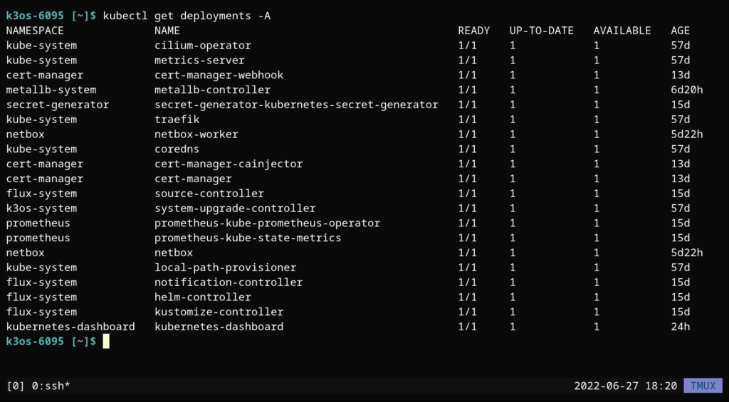 Der Output von "kubectl get deployments" auf dem Kubernetes-Cluster wird gezeigt. Es laufen ca. 20 Deployments.