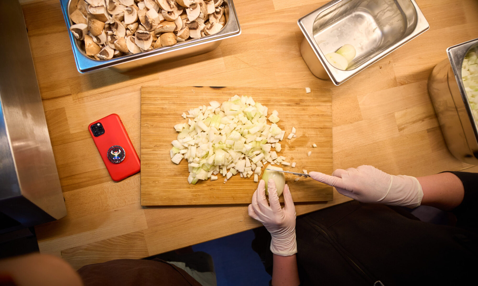 Food preparation in the Chaosdorf kitchen. Onions are being cut.